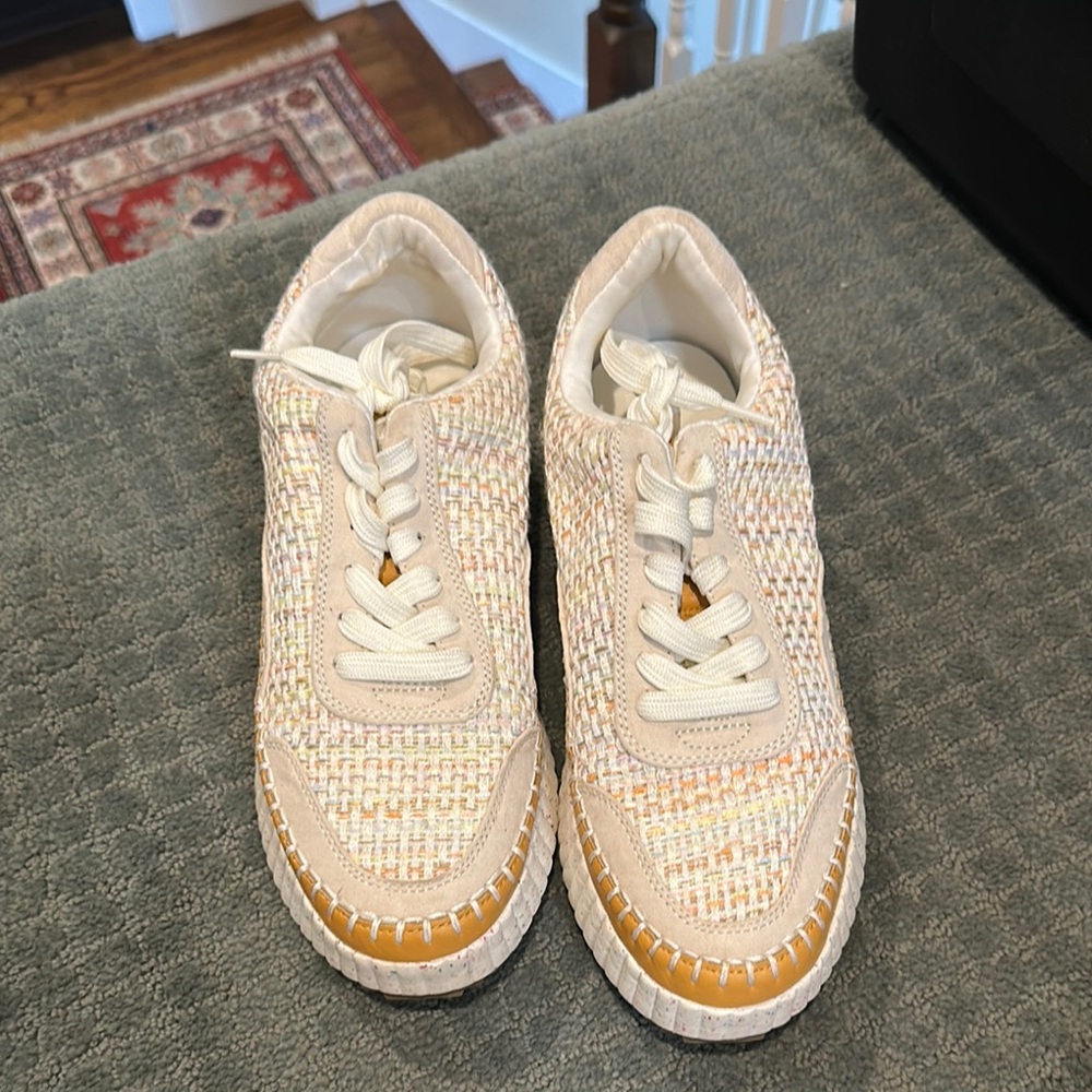 Stylish Woven Sneakers in Cream and Tan